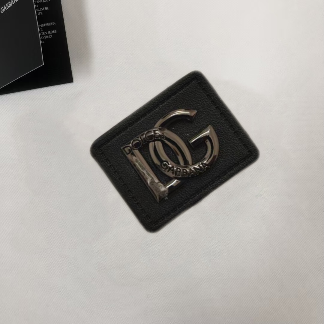 P75 Dolce&gabbana 专柜同款圆领短袖T恤 定制棉质面料 ！采用品牌DG Logo标志五金皮牌设计！ 立体感强！使整体高透气和柔软性的质感更加凸显，饱满的棉质感引起极度舒适。高端人士必备单品，原厂辅料三标齐全！男女同款！ 颜色：黑色 白色 尺码：S-xxL