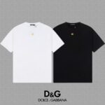 P70 [DG 杜嘉班纳] 2026FW短袖T恤 经典金属字母 高端26s双纱300克面料 重磅面料 定制拉架罗纹同缸同染 三标齐全 男女同款 颜色：黑色 白色 尺码：S M L XL 2XL