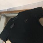 P75 Dolce&gabbana 专柜同款圆领短袖T恤 定制棉质面料 ！采用品牌DG Logo标志五金皮牌设计！ 立体感强！使整体高透气和柔软性的质感更加凸显，饱满的棉质感引起极度舒适。高端人士必备单品，原厂辅料三标齐全！男女同款！ 颜色：黑色 白色 尺码：S-xxL