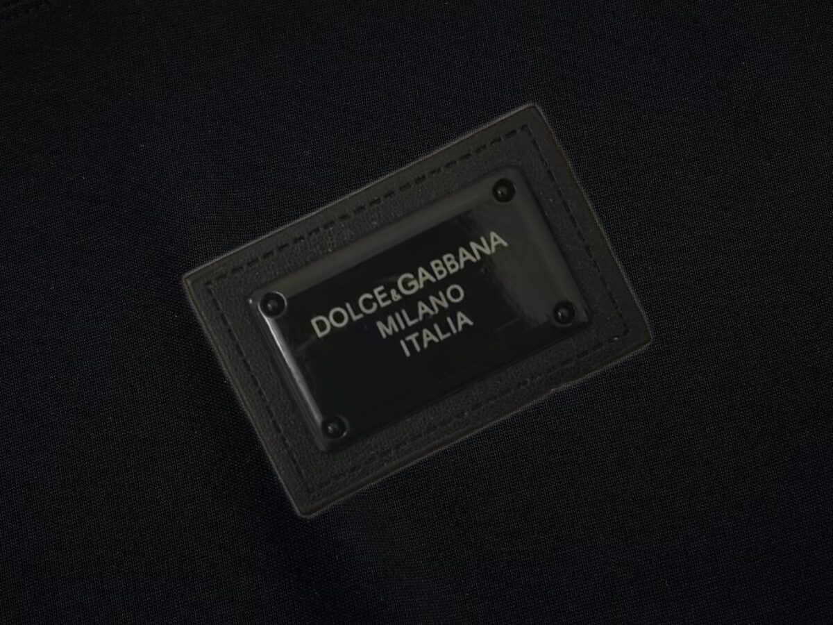 P75 Dolce&gabbana 专柜同款圆领短袖T恤 定制棉质面料 ！采用品牌DG Logo标志五金皮牌设计！ 立体感强！使整体高透气和柔软性的质感更加凸显，饱满的棉质感引起极度舒适。高端人士必备单品，原厂辅料三标齐全！男女同款！ 颜色：黑色 白色 尺码：S-xxL