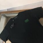 P75 Dolce&gabbana 专柜同款圆领短袖T恤 定制棉质面料 ！采用品牌DG Logo标志硅胶设计！ 立体感强！使整体高透气和柔软性的质感更加凸显，饱满的棉质感引起极度舒适。高端人士必备单品，原厂辅料三标齐全！男女同款！ 颜色：黑色 白色 尺码：S-xxL