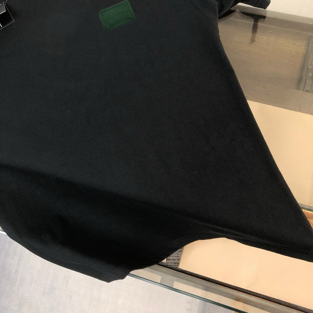P75 Dolce&gabbana 专柜同款圆领短袖T恤 定制棉质面料 ！采用品牌DG Logo标志硅胶设计！ 立体感强！使整体高透气和柔软性的质感更加凸显，饱满的棉质感引起极度舒适。高端人士必备单品，原厂辅料三标齐全！男女同款！ 颜色：黑色 白色 尺码：S-xxL