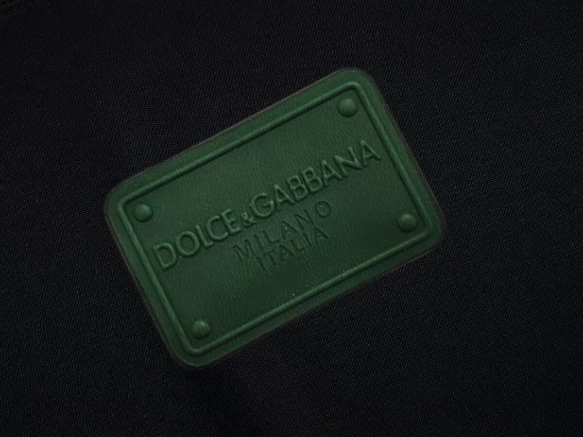 P75 Dolce&gabbana 专柜同款圆领短袖T恤 定制棉质面料 ！采用品牌DG Logo标志硅胶设计！ 立体感强！使整体高透气和柔软性的质感更加凸显，饱满的棉质感引起极度舒适。高端人士必备单品，原厂辅料三标齐全！男女同款！ 颜色：黑色 白色 尺码：S-xxL