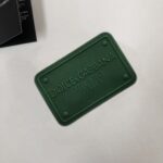 P75 Dolce&gabbana 专柜同款圆领短袖T恤 定制棉质面料 ！采用品牌DG Logo标志硅胶设计！ 立体感强！使整体高透气和柔软性的质感更加凸显，饱满的棉质感引起极度舒适。高端人士必备单品，原厂辅料三标齐全！男女同款！ 颜色：黑色 白色 尺码：S-xxL