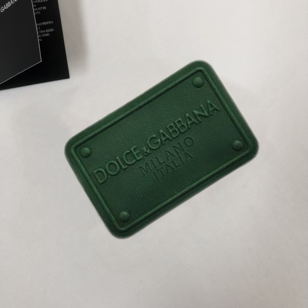 P75 Dolce&gabbana 专柜同款圆领短袖T恤 定制棉质面料 ！采用品牌DG Logo标志硅胶设计！ 立体感强！使整体高透气和柔软性的质感更加凸显，饱满的棉质感引起极度舒适。高端人士必备单品，原厂辅料三标齐全！男女同款！ 颜色：黑色 白色 尺码：S-xxL