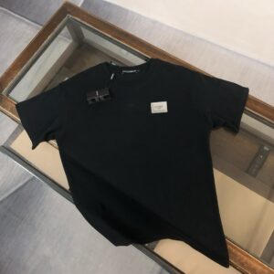 P75 Dolce&gabbana 专柜同款圆领短袖T恤 定制棉质面料 ！采用品牌DG Logo标志五金皮牌设计！ 立体感强！使整体高透气和柔软性的质感更加凸显，饱满的棉质感引起极度舒适。高端人士必备单品，原厂辅料三标齐全！男女同款！ 颜色：黑色 白色 尺码：S-xxL