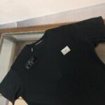 P75 Dolce&gabbana 专柜同款圆领短袖T恤 定制棉质面料 ！采用品牌DG Logo标志五金皮牌设计！ 立体感强！使整体高透气和柔软性的质感更加凸显，饱满的棉质感引起极度舒适。高端人士必备单品，原厂辅料三标齐全！男女同款！ 颜色：黑色 白色 尺码：S-xxL