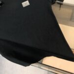 P75 Dolce&gabbana 专柜同款圆领短袖T恤 定制棉质面料 ！采用品牌DG Logo标志五金皮牌设计！ 立体感强！使整体高透气和柔软性的质感更加凸显，饱满的棉质感引起极度舒适。高端人士必备单品，原厂辅料三标齐全！男女同款！ 颜色：黑色 白色 尺码：S-xxL