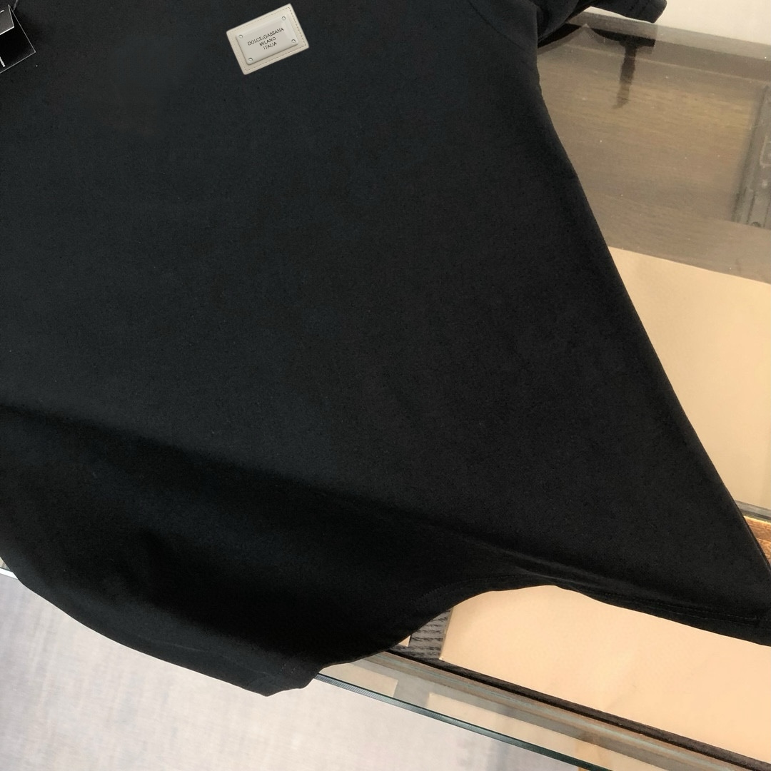 P75 Dolce&gabbana 专柜同款圆领短袖T恤 定制棉质面料 ！采用品牌DG Logo标志五金皮牌设计！ 立体感强！使整体高透气和柔软性的质感更加凸显，饱满的棉质感引起极度舒适。高端人士必备单品，原厂辅料三标齐全！男女同款！ 颜色：黑色 白色 尺码：S-xxL