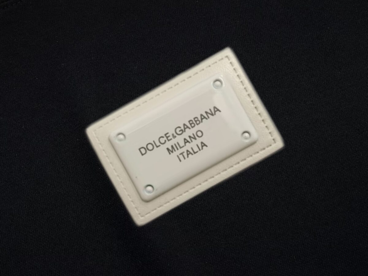 P75 Dolce&gabbana 专柜同款圆领短袖T恤 定制棉质面料 ！采用品牌DG Logo标志五金皮牌设计！ 立体感强！使整体高透气和柔软性的质感更加凸显，饱满的棉质感引起极度舒适。高端人士必备单品，原厂辅料三标齐全！男女同款！ 颜色：黑色 白色 尺码：S-xxL