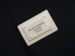 P75 Dolce&gabbana 专柜同款圆领短袖T恤 定制棉质面料 ！采用品牌DG Logo标志五金皮牌设计！ 立体感强！使整体高透气和柔软性的质感更加凸显，饱满的棉质感引起极度舒适。高端人士必备单品，原厂辅料三标齐全！男女同款！ 颜色：黑色 白色 尺码：S-xxL