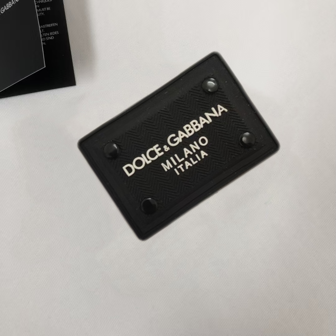 P75 Dolce&gabbana 专柜同款圆领短袖T恤 定制棉质面料 ！采用品牌DG Logo标志硅胶设计！ 立体感强！使整体高透气和柔软性的质感更加凸显，饱满的棉质感引起极度舒适。高端人士必备单品，原厂辅料三标齐全！男女同款！ 颜色：黑色 白色 尺码：S-xxL