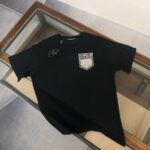 P75 Dolce&gabbana 专柜同款圆领短袖T恤 定制棉质面料 ！采用品牌DG Logo标志布袋设计！ 立体感强！使整体高透气和柔软性的质感更加凸显，饱满的棉质感引起极度舒适。高端人士必备单品，原厂辅料三标齐全！男女同款！ 颜色：黑色 白色 尺码：S-xxL