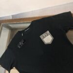 P75 Dolce&gabbana 专柜同款圆领短袖T恤 定制棉质面料 ！采用品牌DG Logo标志布袋设计！ 立体感强！使整体高透气和柔软性的质感更加凸显，饱满的棉质感引起极度舒适。高端人士必备单品，原厂辅料三标齐全！男女同款！ 颜色：黑色 白色 尺码：S-xxL