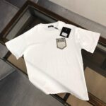 P75 Dolce&gabbana 专柜同款圆领短袖T恤 定制棉质面料 ！采用品牌DG Logo标志布袋设计！ 立体感强！使整体高透气和柔软性的质感更加凸显，饱满的棉质感引起极度舒适。高端人士必备单品，原厂辅料三标齐全！男女同款！ 颜色：黑色 白色 尺码：S-xxL