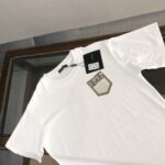 P75 Dolce&gabbana 专柜同款圆领短袖T恤 定制棉质面料 ！采用品牌DG Logo标志布袋设计！ 立体感强！使整体高透气和柔软性的质感更加凸显，饱满的棉质感引起极度舒适。高端人士必备单品，原厂辅料三标齐全！男女同款！ 颜色：黑色 白色 尺码：S-xxL