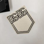 P75 Dolce&gabbana 专柜同款圆领短袖T恤 定制棉质面料 ！采用品牌DG Logo标志布袋设计！ 立体感强！使整体高透气和柔软性的质感更加凸显，饱满的棉质感引起极度舒适。高端人士必备单品，原厂辅料三标齐全！男女同款！ 颜色：黑色 白色 尺码：S-xxL