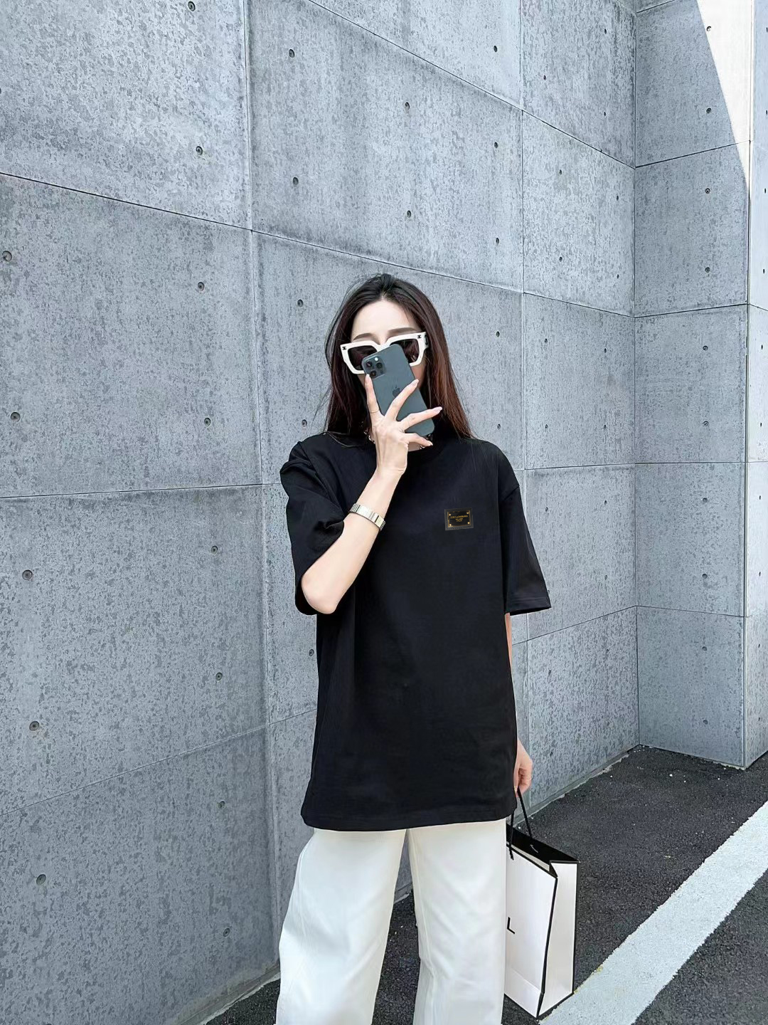 P70 [DG 杜嘉班纳] 2026FW短袖T恤 经典徽章标识 高端26s双纱300克面料 重磅面料 定制拉架罗纹同缸同染 三标齐全 男女同款 颜色：黑色 白色 尺码：S M L XL XXL