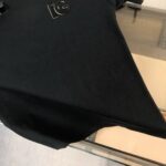 P75 Dolce&gabbana 专柜同款圆领短袖T恤 定制棉质面料 ！采用品牌DG Logo标志皮牌设计！ 立体感强！使整体高透气和柔软性的质感更加凸显，饱满的棉质感引起极度舒适。高端人士必备单品，原厂辅料三标齐全！男女同款！ 颜色：黑色 白色 尺码：S-xxL