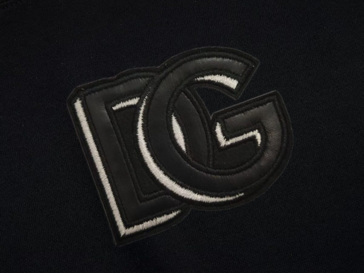 P75 Dolce&gabbana 专柜同款圆领短袖T恤 定制棉质面料 ！采用品牌DG Logo标志皮牌设计！ 立体感强！使整体高透气和柔软性的质感更加凸显，饱满的棉质感引起极度舒适。高端人士必备单品，原厂辅料三标齐全！男女同款！ 颜色：黑色 白色 尺码：S-xxL