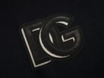 P75 Dolce&gabbana 专柜同款圆领短袖T恤 定制棉质面料 ！采用品牌DG Logo标志皮牌设计！ 立体感强！使整体高透气和柔软性的质感更加凸显，饱满的棉质感引起极度舒适。高端人士必备单品，原厂辅料三标齐全！男女同款！ 颜色：黑色 白色 尺码：S-xxL