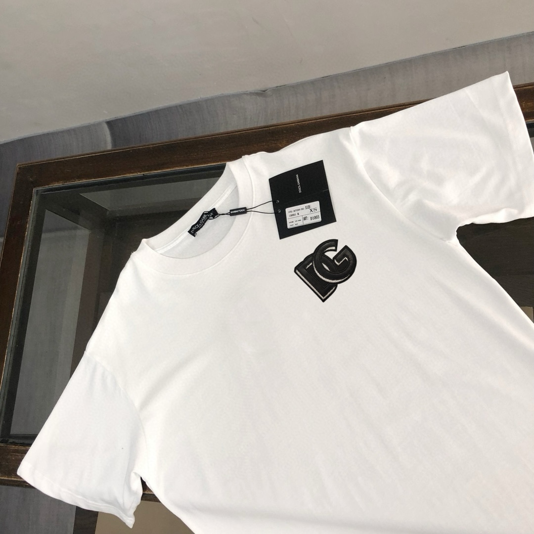 P75 Dolce&gabbana 专柜同款圆领短袖T恤 定制棉质面料 ！采用品牌DG Logo标志皮牌设计！ 立体感强！使整体高透气和柔软性的质感更加凸显，饱满的棉质感引起极度舒适。高端人士必备单品，原厂辅料三标齐全！男女同款！ 颜色：黑色 白色 尺码：S-xxL