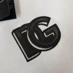P75 Dolce&gabbana 专柜同款圆领短袖T恤 定制棉质面料 ！采用品牌DG Logo标志皮牌设计！ 立体感强！使整体高透气和柔软性的质感更加凸显，饱满的棉质感引起极度舒适。高端人士必备单品，原厂辅料三标齐全！男女同款！ 颜色：黑色 白色 尺码：S-xxL