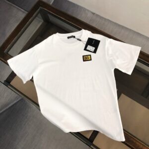 P75 Dolce&gabbana 专柜同款圆领短袖T恤 定制棉质面料 ！采用品牌DG Logo标志五金皮牌设计！ 立体感强！使整体高透气和柔软性的质感更加凸显，饱满的棉质感引起极度舒适。高端人士必备单品，原厂辅料三标齐全！男女同款！ 颜色：黑色 白色 尺码：S-xxL