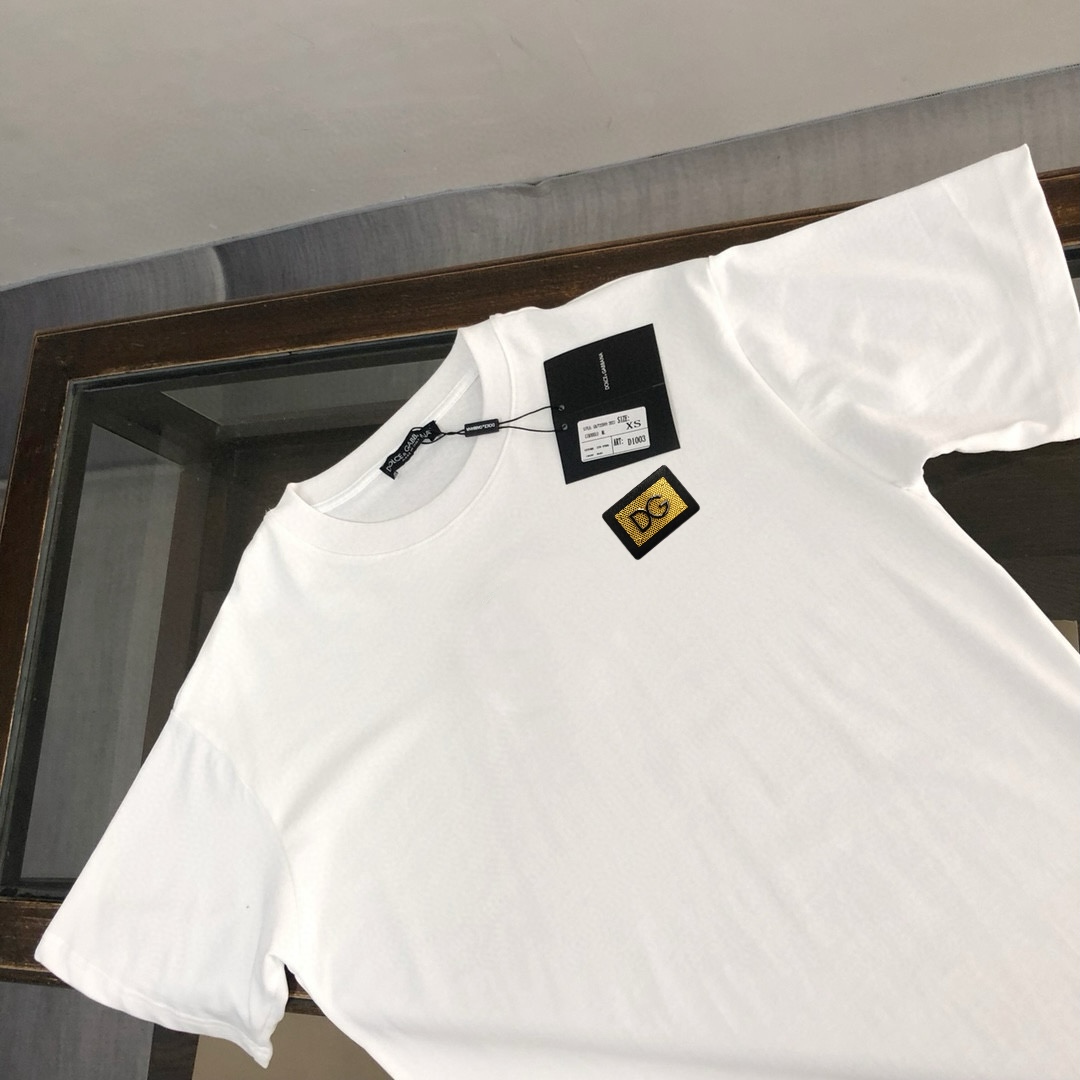 P75 Dolce&gabbana 专柜同款圆领短袖T恤 定制棉质面料 ！采用品牌DG Logo标志五金皮牌设计！ 立体感强！使整体高透气和柔软性的质感更加凸显，饱满的棉质感引起极度舒适。高端人士必备单品，原厂辅料三标齐全！男女同款！ 颜色：黑色 白色 尺码：S-xxL