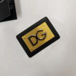 P75 Dolce&gabbana 专柜同款圆领短袖T恤 定制棉质面料 ！采用品牌DG Logo标志五金皮牌设计！ 立体感强！使整体高透气和柔软性的质感更加凸显，饱满的棉质感引起极度舒适。高端人士必备单品，原厂辅料三标齐全！男女同款！ 颜色：黑色 白色 尺码：S-xxL