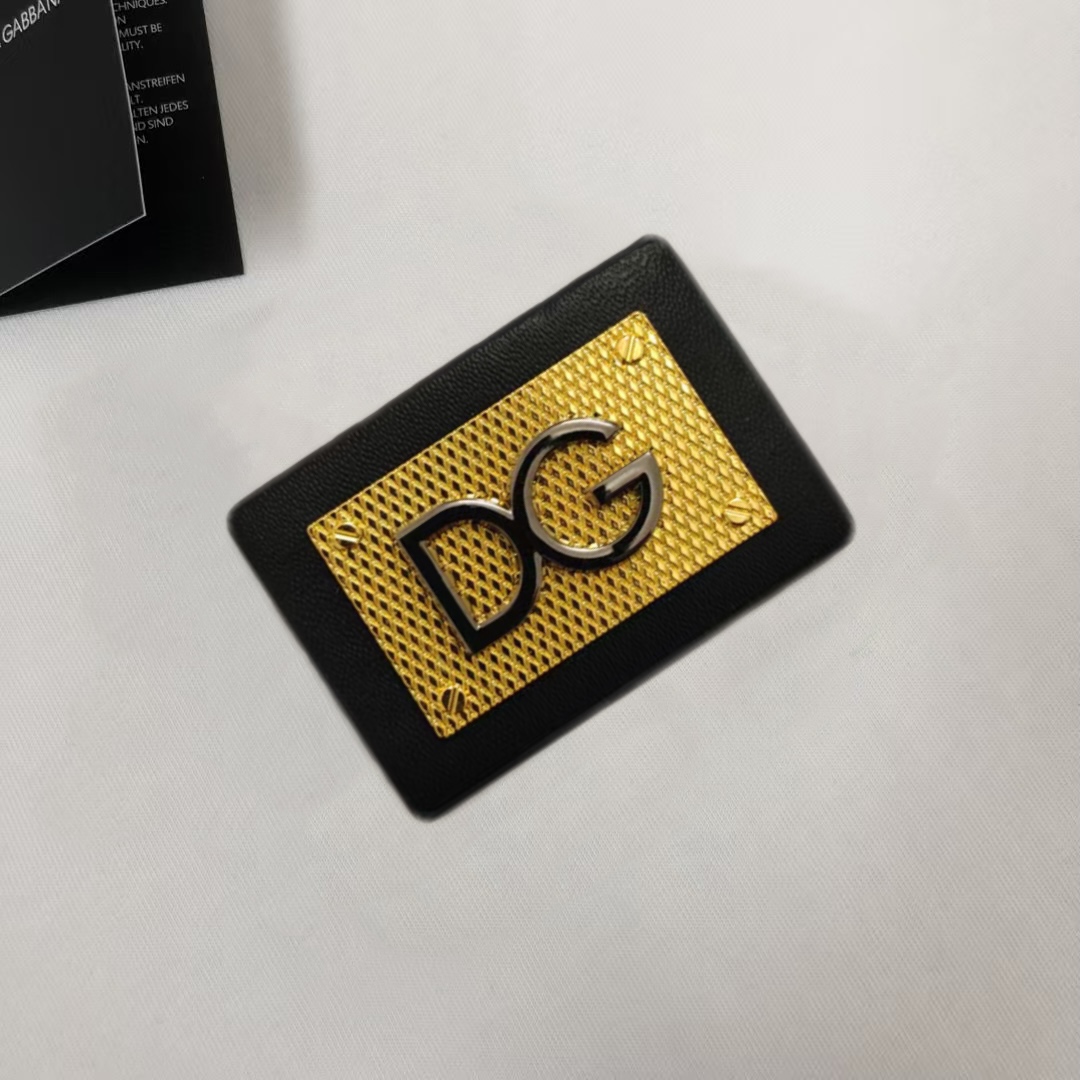 P75 Dolce&gabbana 专柜同款圆领短袖T恤 定制棉质面料 ！采用品牌DG Logo标志五金皮牌设计！ 立体感强！使整体高透气和柔软性的质感更加凸显，饱满的棉质感引起极度舒适。高端人士必备单品，原厂辅料三标齐全！男女同款！ 颜色：黑色 白色 尺码：S-xxL