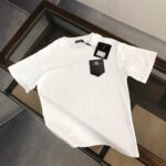 P75 Dolce&gabbana 专柜同款圆领短袖T恤 定制棉质面料 ！采用品牌DG Logo标志皮袋设计！ 立体感强！使整体高透气和柔软性的质感更加凸显，饱满的棉质感引起极度舒适。高端人士必备单品，原厂辅料三标齐全！男女同款！ 颜色：黑色 白色 尺码：S-xxL
