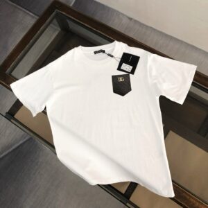weigou_213837_0_d29a873648 P75 Dolce&gabbana 专柜同款圆领短袖T恤 定制棉质面料 !采用品牌DG Logo标志皮袋设计! 立体感强!使整体高透气和柔软性的质感更加凸显,饱满的棉质感引起极度舒适。高端人士必备单品,原厂辅料三标齐全!男女同款! 颜色:黑色 白色 尺码:S-xxL