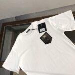 P75 Dolce&gabbana 专柜同款圆领短袖T恤 定制棉质面料 ！采用品牌DG Logo标志皮袋设计！ 立体感强！使整体高透气和柔软性的质感更加凸显，饱满的棉质感引起极度舒适。高端人士必备单品，原厂辅料三标齐全！男女同款！ 颜色：黑色 白色 尺码：S-xxL