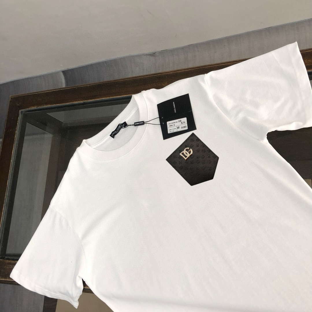 P75 Dolce&gabbana 专柜同款圆领短袖T恤 定制棉质面料 ！采用品牌DG Logo标志皮袋设计！ 立体感强！使整体高透气和柔软性的质感更加凸显，饱满的棉质感引起极度舒适。高端人士必备单品，原厂辅料三标齐全！男女同款！ 颜色：黑色 白色 尺码：S-xxL