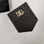 P75 Dolce&gabbana 专柜同款圆领短袖T恤 定制棉质面料 ！采用品牌DG Logo标志皮袋设计！ 立体感强！使整体高透气和柔软性的质感更加凸显，饱满的棉质感引起极度舒适。高端人士必备单品，原厂辅料三标齐全！男女同款！ 颜色：黑色 白色 尺码：S-xxL
