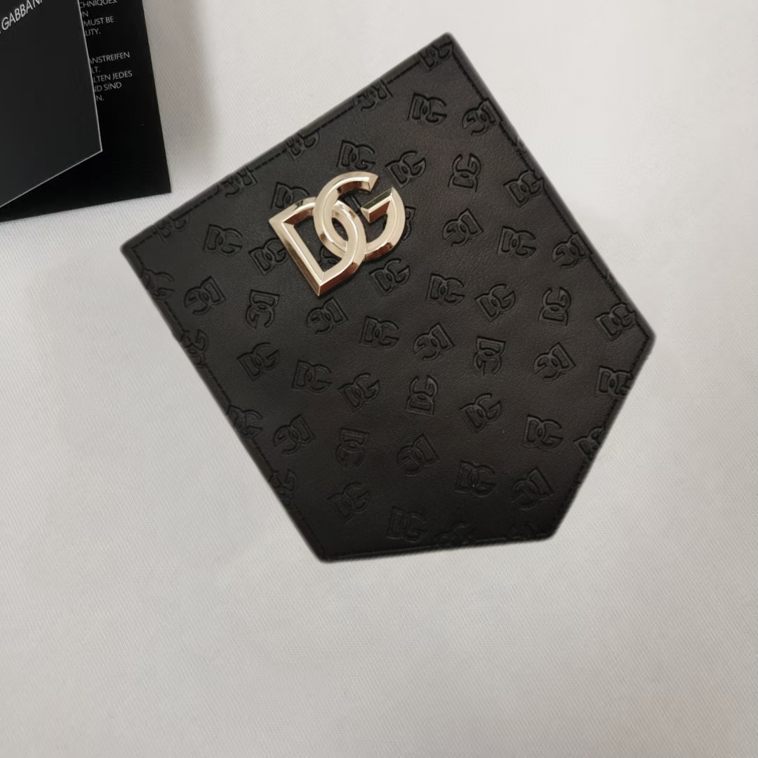 P75 Dolce&gabbana 专柜同款圆领短袖T恤 定制棉质面料 ！采用品牌DG Logo标志皮袋设计！ 立体感强！使整体高透气和柔软性的质感更加凸显，饱满的棉质感引起极度舒适。高端人士必备单品，原厂辅料三标齐全！男女同款！ 颜色：黑色 白色 尺码：S-xxL