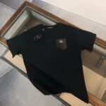 P75 Dolce&gabbana 专柜同款圆领短袖T恤 定制棉质面料 ！采用品牌DG Logo标志皮袋设计！ 立体感强！使整体高透气和柔软性的质感更加凸显，饱满的棉质感引起极度舒适。高端人士必备单品，原厂辅料三标齐全！男女同款！ 颜色：黑色 白色 尺码：S-xxL