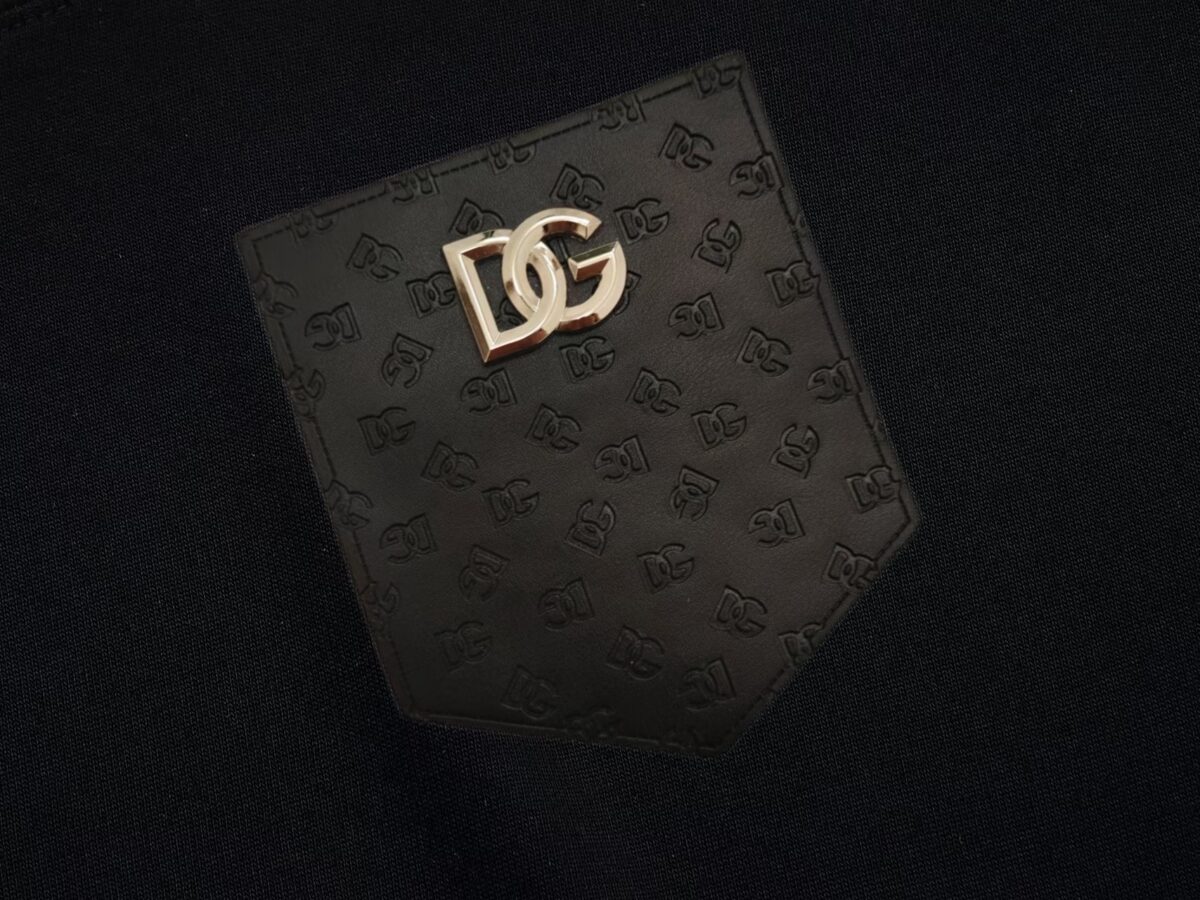 P75 Dolce&gabbana 专柜同款圆领短袖T恤 定制棉质面料 ！采用品牌DG Logo标志皮袋设计！ 立体感强！使整体高透气和柔软性的质感更加凸显，饱满的棉质感引起极度舒适。高端人士必备单品，原厂辅料三标齐全！男女同款！ 颜色：黑色 白色 尺码：S-xxL