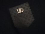 P75 Dolce&gabbana 专柜同款圆领短袖T恤 定制棉质面料 ！采用品牌DG Logo标志皮袋设计！ 立体感强！使整体高透气和柔软性的质感更加凸显，饱满的棉质感引起极度舒适。高端人士必备单品，原厂辅料三标齐全！男女同款！ 颜色：黑色 白色 尺码：S-xxL