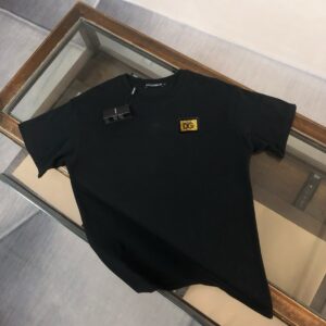P75 Dolce&gabbana 专柜同款圆领短袖T恤 定制棉质面料 ！采用品牌DG Logo标志五金皮牌设计！ 立体感强！使整体高透气和柔软性的质感更加凸显，饱满的棉质感引起极度舒适。高端人士必备单品，原厂辅料三标齐全！男女同款！ 颜色：黑色 白色 尺码：S-xxL
