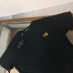 P75 Dolce&gabbana 专柜同款圆领短袖T恤 定制棉质面料 ！采用品牌DG Logo标志五金皮牌设计！ 立体感强！使整体高透气和柔软性的质感更加凸显，饱满的棉质感引起极度舒适。高端人士必备单品，原厂辅料三标齐全！男女同款！ 颜色：黑色 白色 尺码：S-xxL