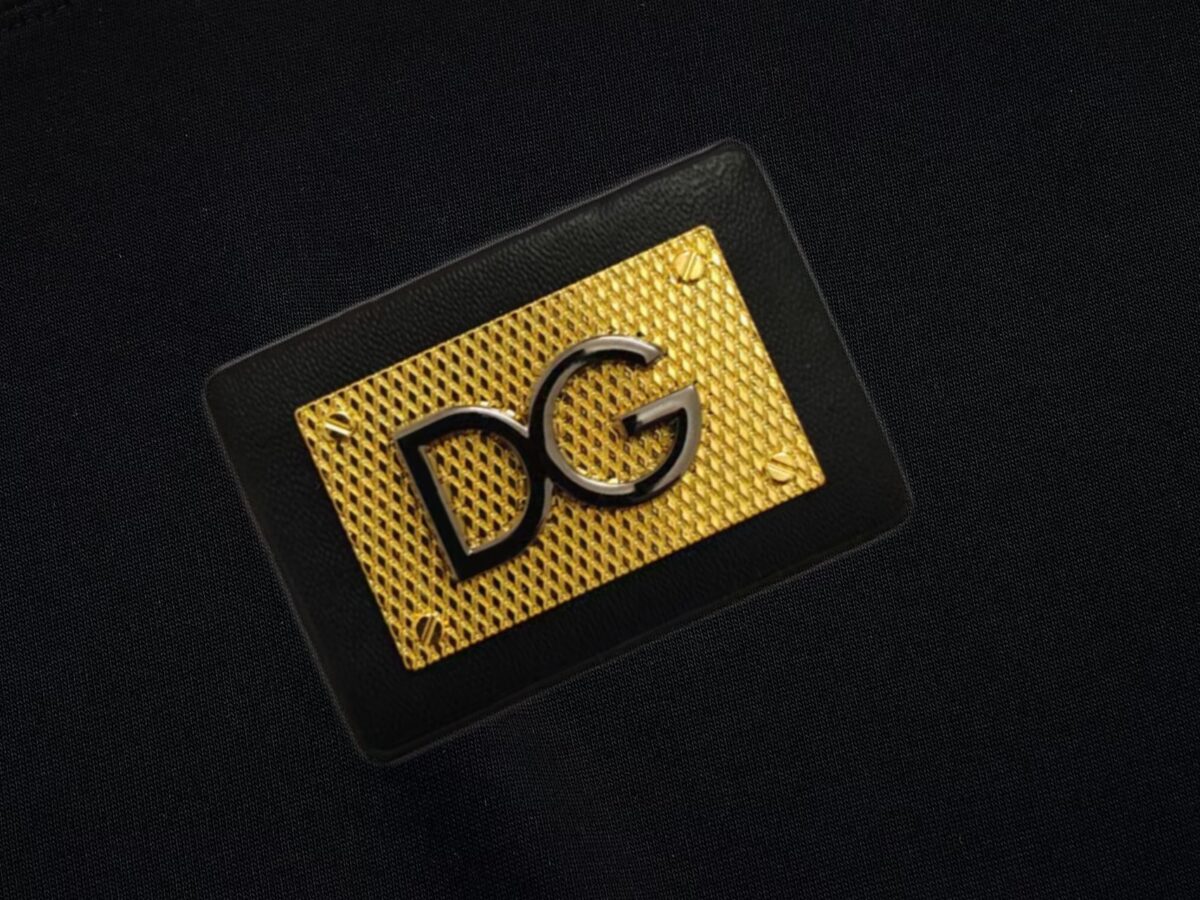 P75 Dolce&gabbana 专柜同款圆领短袖T恤 定制棉质面料 ！采用品牌DG Logo标志五金皮牌设计！ 立体感强！使整体高透气和柔软性的质感更加凸显，饱满的棉质感引起极度舒适。高端人士必备单品，原厂辅料三标齐全！男女同款！ 颜色：黑色 白色 尺码：S-xxL