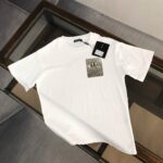 P75 Dolce&gabbana 专柜同款圆领短袖T恤 定制棉质面料 ！采用品牌DG Logo标志硅胶设计！ 立体感强！使整体高透气和柔软性的质感更加凸显，饱满的棉质感引起极度舒适。高端人士必备单品，原厂辅料三标齐全！男女同款！ 颜色：黑色 白色 尺码：S-xxL