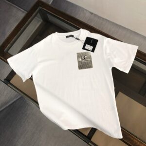 weigou_213972_0_6610dcedf0 P75 Dolce&gabbana 专柜同款圆领短袖T恤 定制棉质面料 !采用品牌DG Logo标志硅胶设计! 立体感强!使整体高透气和柔软性的质感更加凸显,饱满的棉质感引起极度舒适。高端人士必备单品,原厂辅料三标齐全!男女同款! 颜色:黑色 白色 尺码:S-xxL