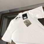 P75 Dolce&gabbana 专柜同款圆领短袖T恤 定制棉质面料 ！采用品牌DG Logo标志硅胶设计！ 立体感强！使整体高透气和柔软性的质感更加凸显，饱满的棉质感引起极度舒适。高端人士必备单品，原厂辅料三标齐全！男女同款！ 颜色：黑色 白色 尺码：S-xxL