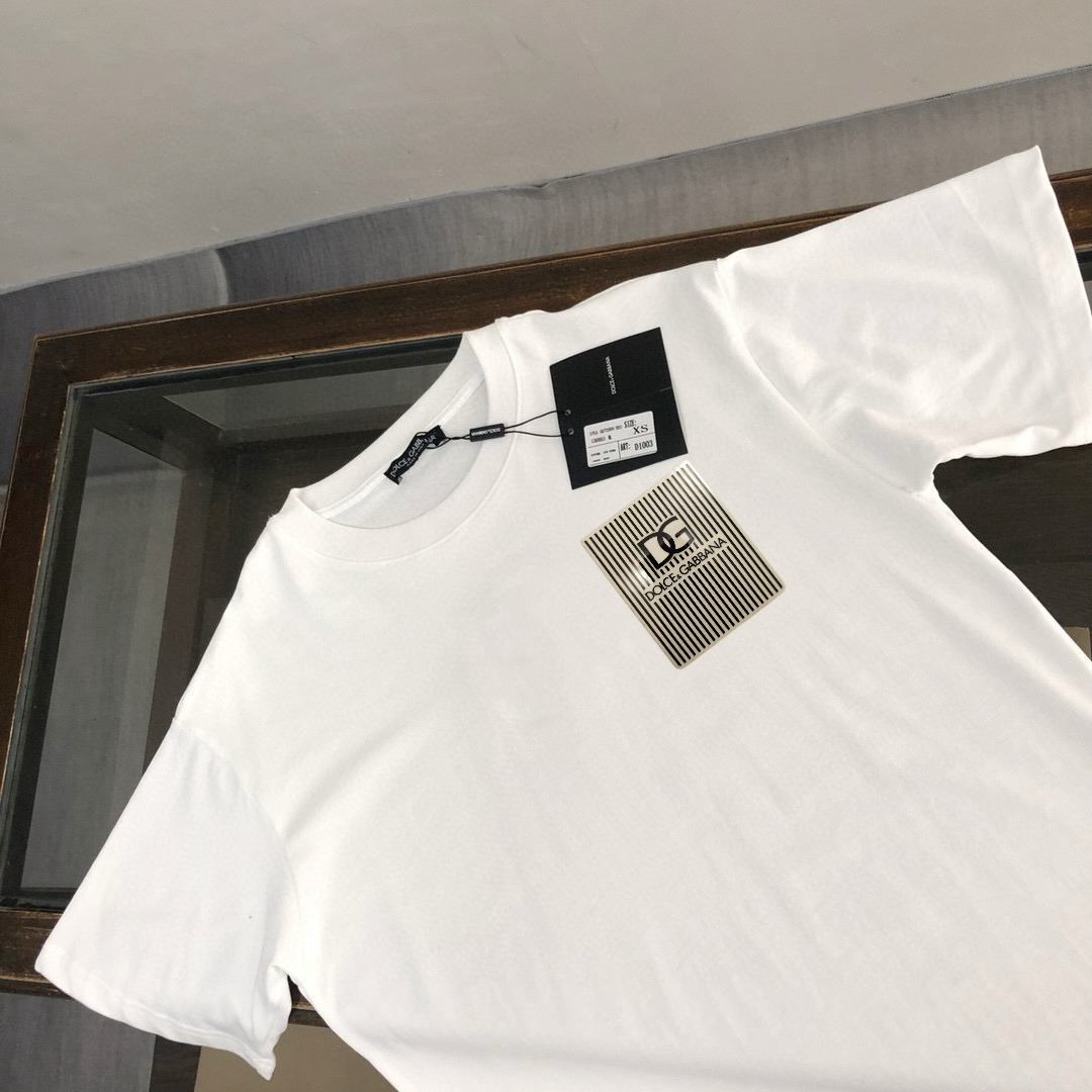 P75 Dolce&gabbana 专柜同款圆领短袖T恤 定制棉质面料 ！采用品牌DG Logo标志硅胶设计！ 立体感强！使整体高透气和柔软性的质感更加凸显，饱满的棉质感引起极度舒适。高端人士必备单品，原厂辅料三标齐全！男女同款！ 颜色：黑色 白色 尺码：S-xxL