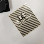 P75 Dolce&gabbana 专柜同款圆领短袖T恤 定制棉质面料 ！采用品牌DG Logo标志硅胶设计！ 立体感强！使整体高透气和柔软性的质感更加凸显，饱满的棉质感引起极度舒适。高端人士必备单品，原厂辅料三标齐全！男女同款！ 颜色：黑色 白色 尺码：S-xxL