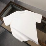 P75 Dolce&gabbana 专柜同款圆领短袖T恤 定制棉质面料 ！采用品牌DG Logo标志硅胶设计！ 立体感强！使整体高透气和柔软性的质感更加凸显，饱满的棉质感引起极度舒适。高端人士必备单品，原厂辅料三标齐全！男女同款！ 颜色：黑色 白色 尺码：S-xxL
