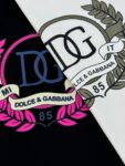P75 重磅出击，推送入手～D&G杜嘉-班纳25S春夏新款圆领短袖..采用250g丝光棉面料，胸口DG标志性撞色印烫.色彩搭配超级好看的。。全品相多色推送！！！常规版型，三标齐！颜色：黑色.白色.码数：M-XXXL